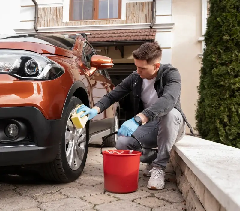 Lavage auto à domicile Maxilly-sur-Léman : professionnel intervenant sur un véhicule
